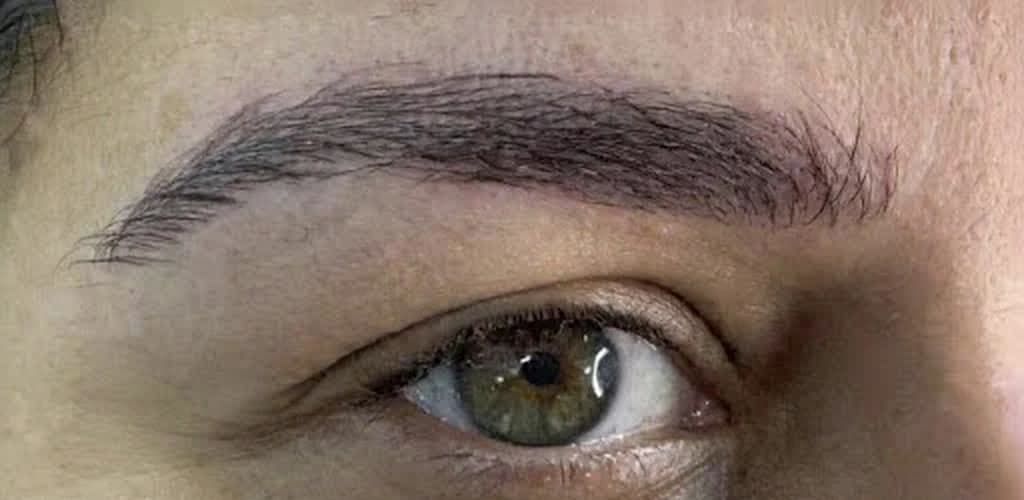 Antes — sobrancelha redesenhada com micropigmentação