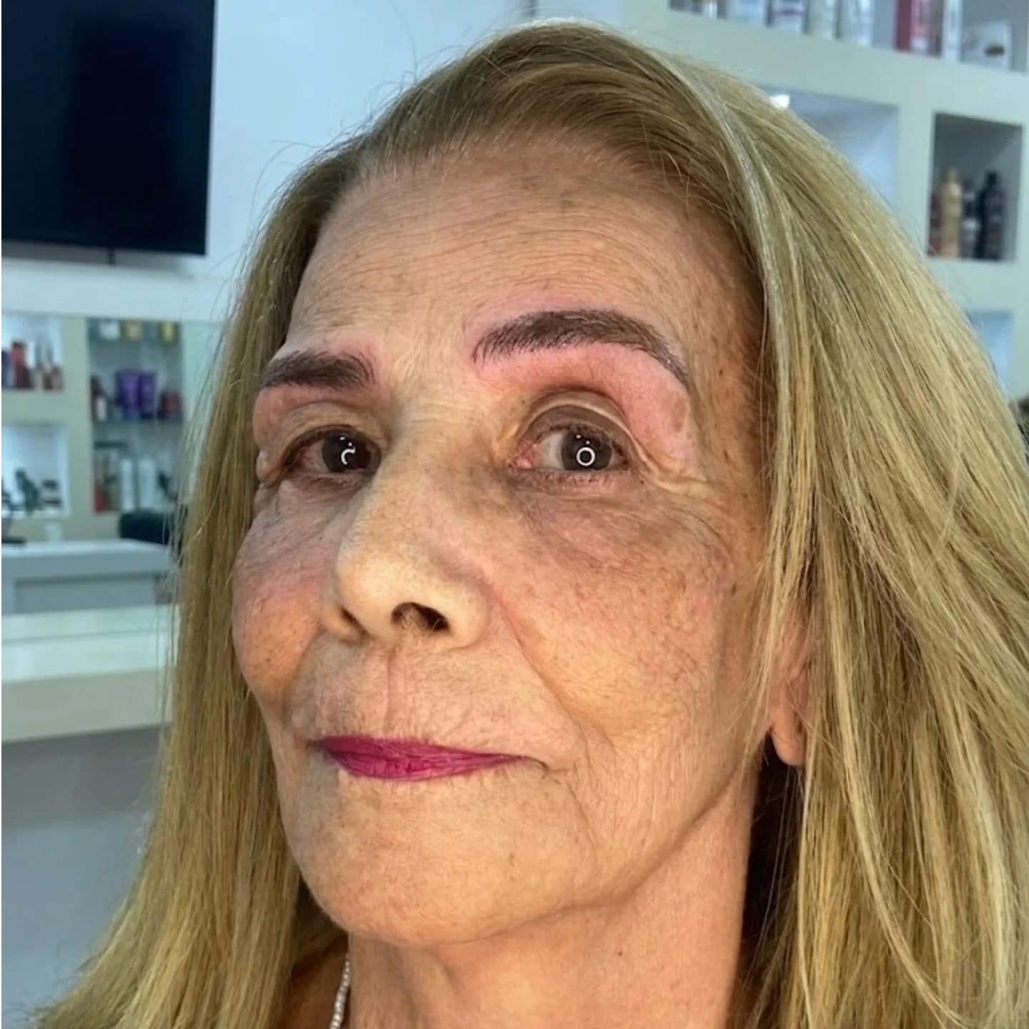 Cliente com o resultado final da micropigmentação de sobrancelhas